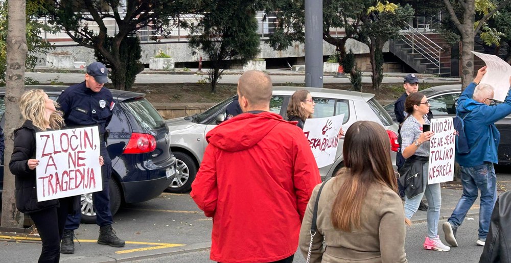 Sârbii au ieșit în stradă și cer demisia primului ministru după tragedia de la gara Novi Sad. Peste 14 persoane au decedat