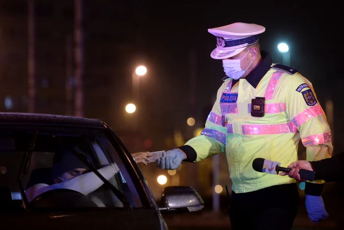 Nici plimbarea animalului de companie nu mai poate fi făcută fără declaraţieFotografii: Mediafax/ Inquam Photos