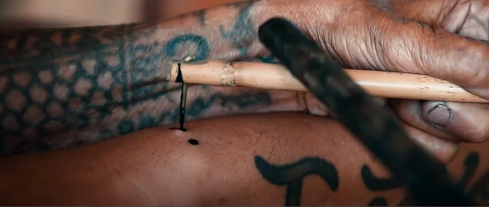 Simbolurile tribului Kalinga semnifică puterea, curajul și frumusețea. Foto: captură video Youtube