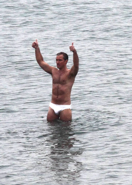 Jude Law se menţine în formă şi are un trup de invidat