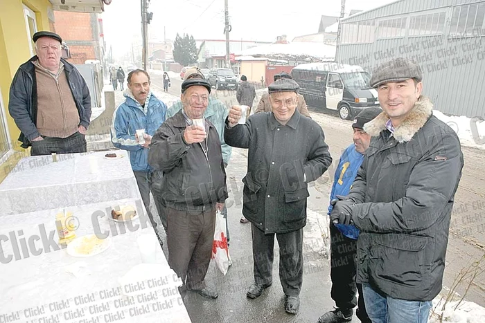 
    Alin Petrache şi-a  cinstit alegătorii (foto dreapta)  