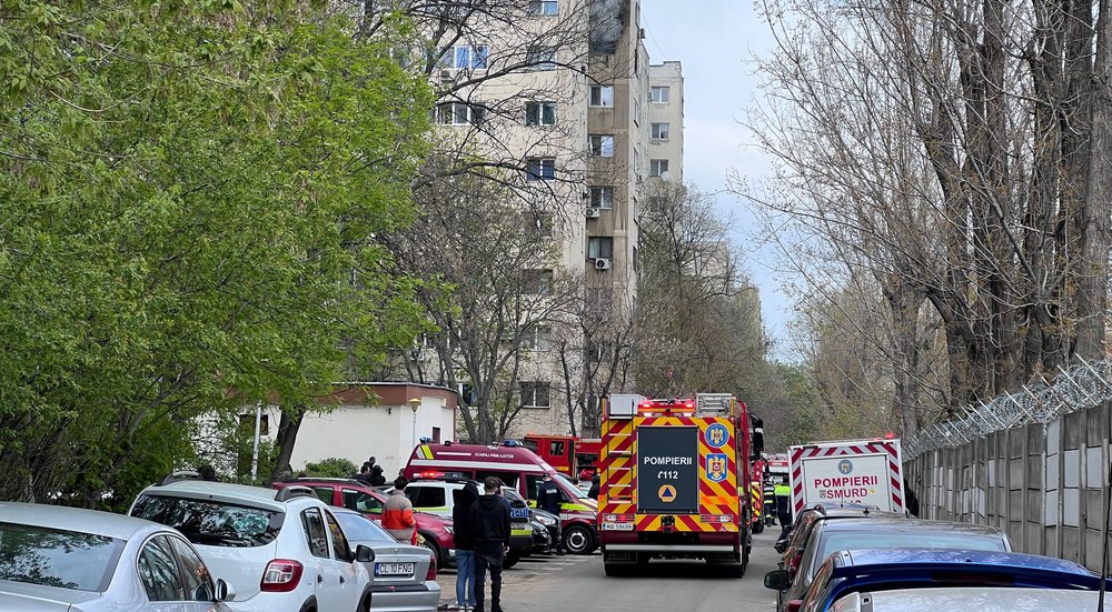 Explozie într-un bloc din sectorul 6 din Capitală. Trei persoane au fost rănite