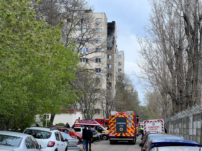 Incendiul a izbucnit la un bloc din Sectorul 6. FOTO ISU București