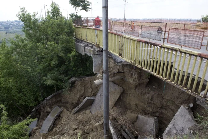 Surparea din 2013 a capătului viaductului. FOTO Viaţa liberă