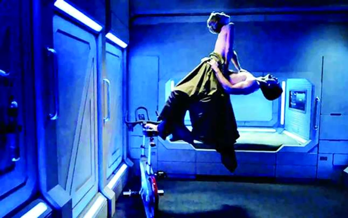 Sexul
în imponderabilitate e o temă care apare tot mai frecvent şi în producţiile SF,
cum e serialul „The Expanse“, ajuns la sezonul doi
