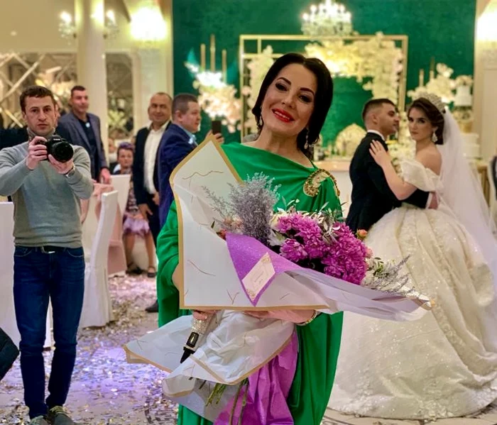 
    Angela Rusu a purtat la cântarea de la nuntă o rochie lungă, elegantăfoto: arhivă personală  