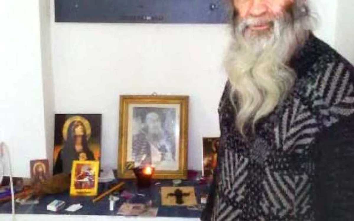 Mihai Marinescu, în chilia de la Mănăstirea Cernica, alături de poza duhovnicului său, Paisie Olaru