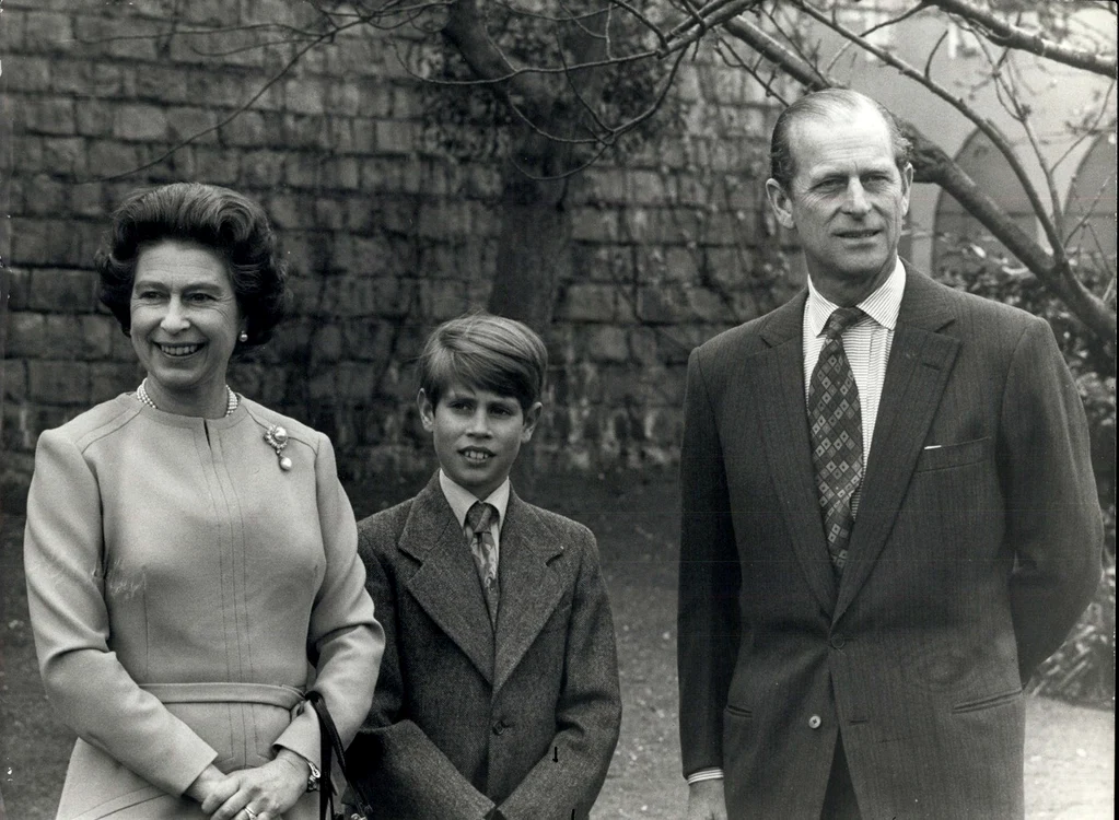 Prințul Edward cu Regina Elisabeta a II a și Prințul Philip, 1976 profimedia 0209893983 jpg