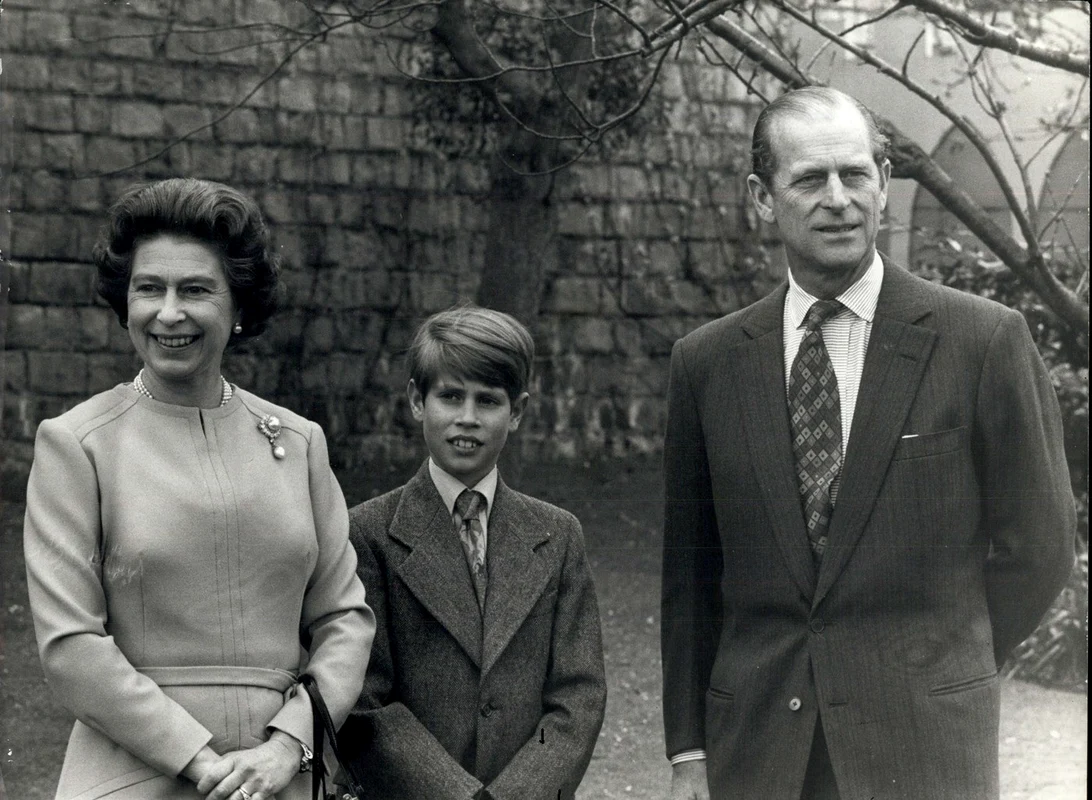 Prințul Edward cu Regina Elisabeta a II-a și Prințul Philip, 1976. FOTO: Profimedia