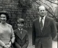 Prințul Edward cu Regina Elisabeta a II-a și Prințul Philip, 1976. FOTO: Profimedia