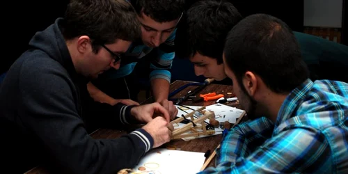 Campionul George Puruşniuc (stânga, cu ochelari) şi echipa sa din 2010 (foto: Asociaţia „BEST Cluj-Napoca“)