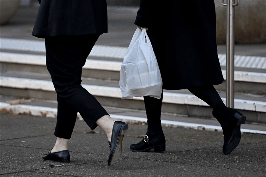 Vesela din plastic de unică folosinţă va fi interzisă în Anglia până la sfârşitul anului 2023