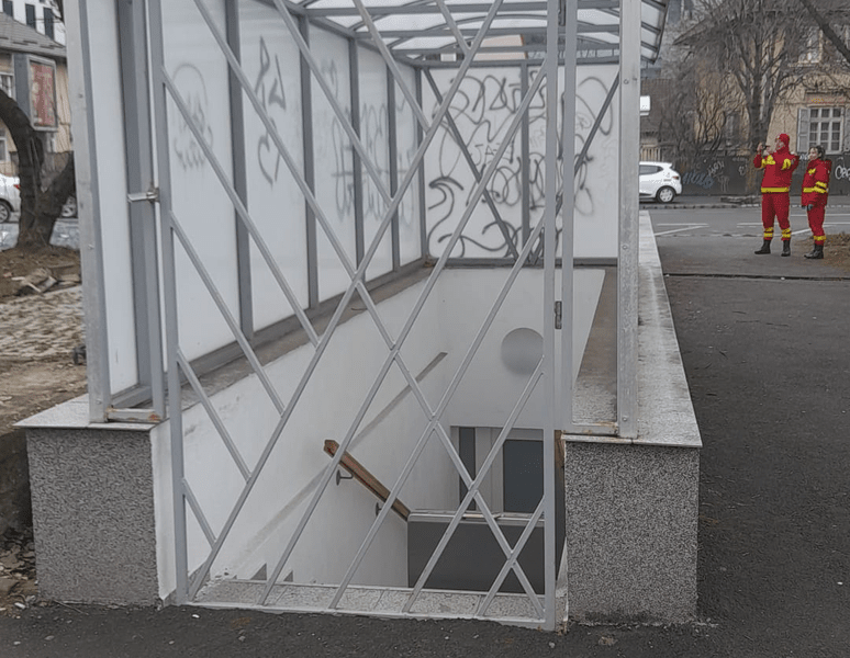 Alertă cu bombă din cauza unui colet suspect dintr-o toaletă publică din centrul Brașovului. Poliția și SRI au intervenit