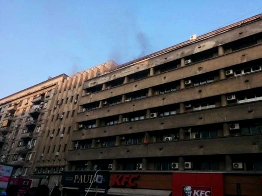 Un incendiu a izbucnit într-un apartament dintr-un bloc din Piaţa Romanăfoto: România Tv