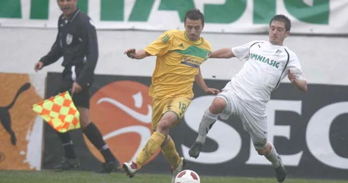 Lucian Sânmărtean (stânga) joacă la FC Vaslui de la începutul anului 2010