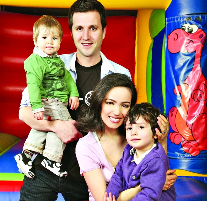 
    Cei doi s-au  cunoscut într-o  întâlnire pusă la  cale de un prieten  