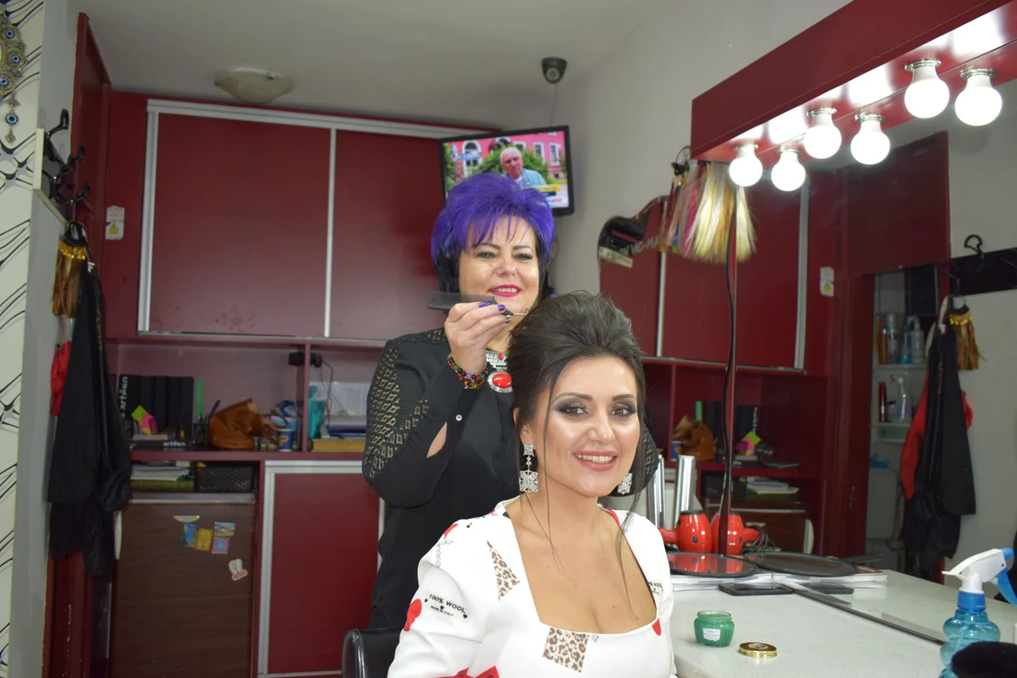 Bianca Rus e toată ziua la coafor, la prietena ei