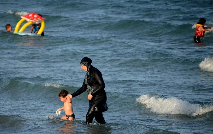 Măsura de interzicere a costumului de tip burkini, considerată ilegalăFoto: AFP