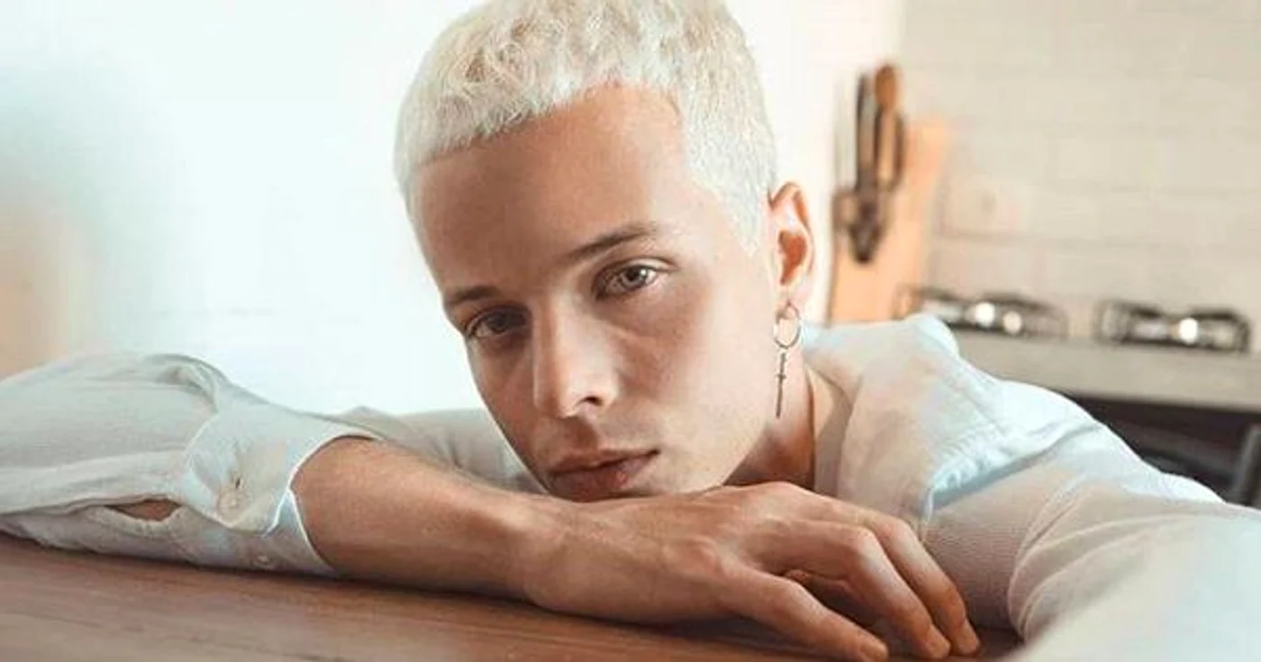
    Modelul s-a prăbuşit pe podium şi a murit pe loc Foto:Arhivă personală  