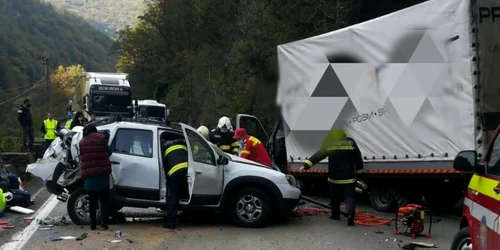 Accident pe Valea Oltului - DN7 în Brezoi Vâlcea - coliziune între un autoturism şi un camion cu o persoană încarcerată Foto Adevărul