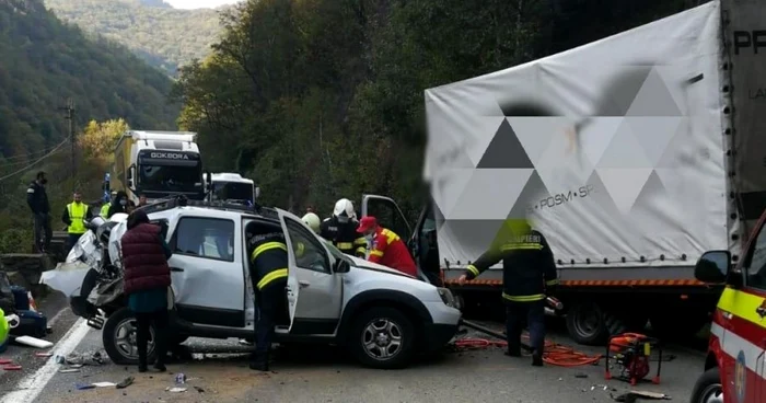 Imagine de la accidentul de pe Valea Oltului - Vâlcea, pe DN 7 / E 81, în Brezoi Foto Adevărul