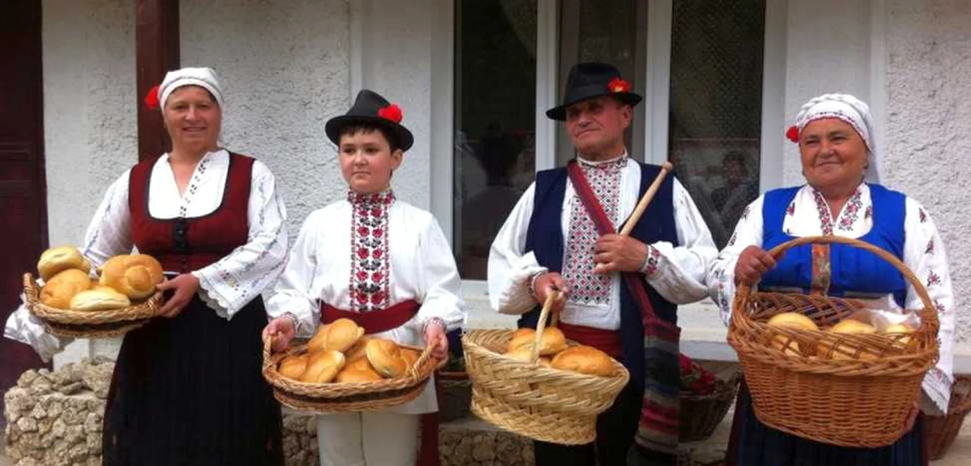 Primirea cu pâine a oaspeţilor FOTO Costel Crângan