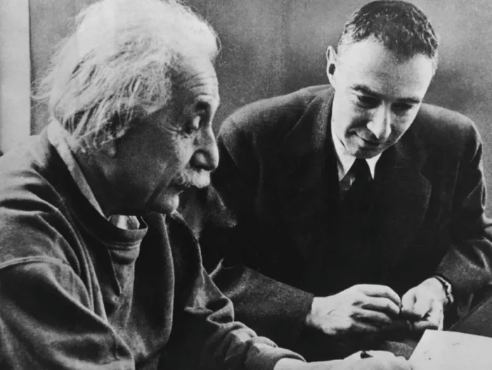 Albert Einstein (stânga) și J. Robert Oppenheimer (dreapta). Sursă foto: Smithsonian Magazine
