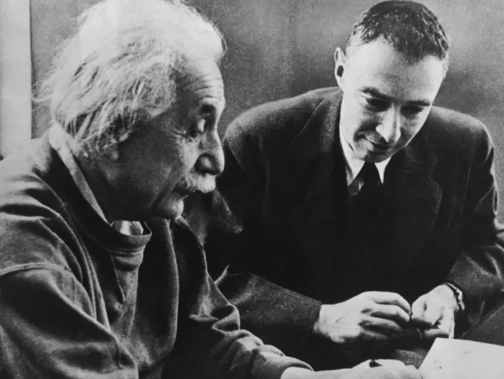 Albert Einstein (stânga) și J. Robert Oppenheimer (dreapta). Sursă foto: Smithsonian Magazine