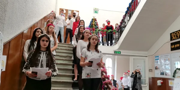 moş crăciun pentru toţi elevii unui liceu tehnologic