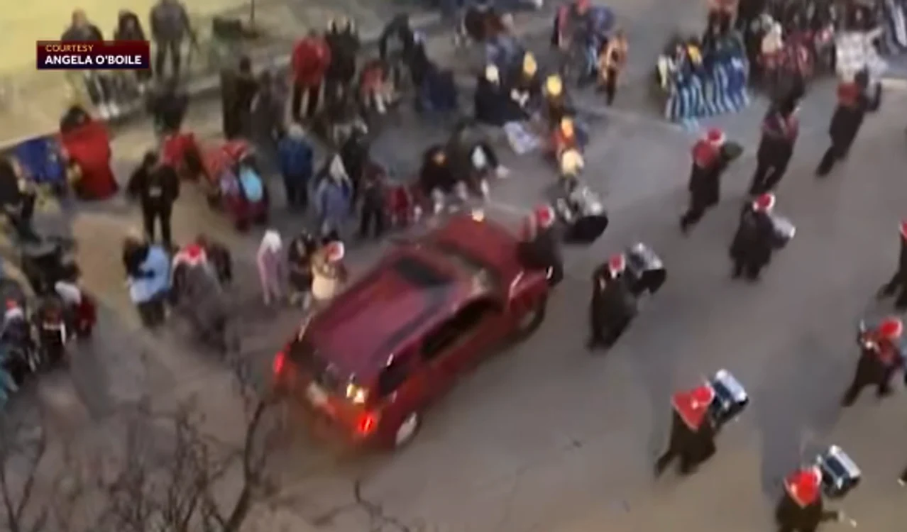 
    Martorii au văzut un SUV roșu intrând în mulțimefoto: captură video/Twitter  