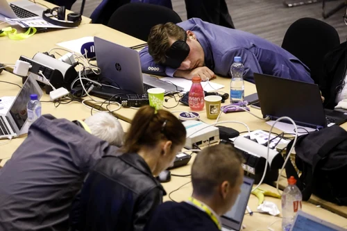 Jurnalisti dorm la summitul UE de la Bruxelles FOTO Profimedia