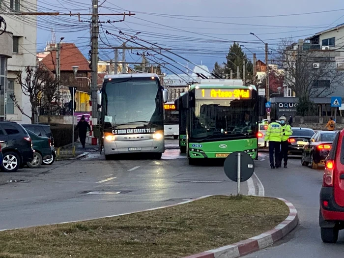 Autobuzul (cel din stânga) a fost cuprins de flăcări în mers Foto: Ionuţ Voinea