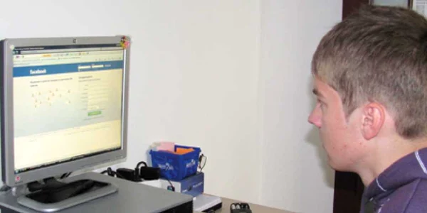 Un adolescent din Piatra Neamţ intră pe Facebook, cea mai populară reţea de socializare online