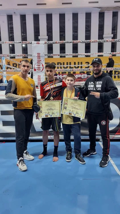 Andrei Antonescu (stânga), alături de Mădălin Dinu și de Kiril Andreescu, premiații clubului.