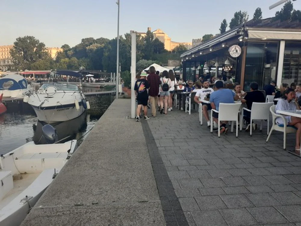 Turiștii iau cina la cochetele terase din Portul Turistic Tomis