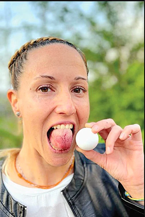 Ambra Collina are circumferinţa limbii de aproape 14 cm. SURSĂ FOTO: GUINNESS WORLD RECORDS