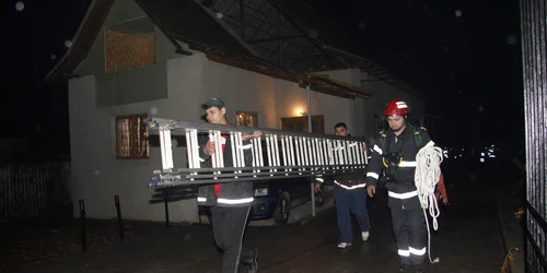 Pompierii au reușit să scoată cadavrul femeii din fântână