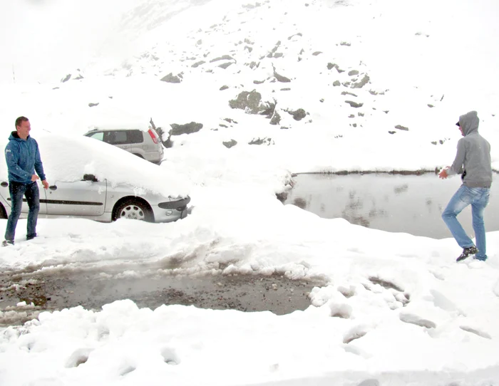 Turiştii au încins rapid o bulgăreală (fotografii: Ramona Găină)