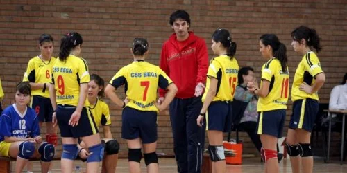 Antrenorul Ciprian Dărnescu şi junioarele pe care le pregăteşte