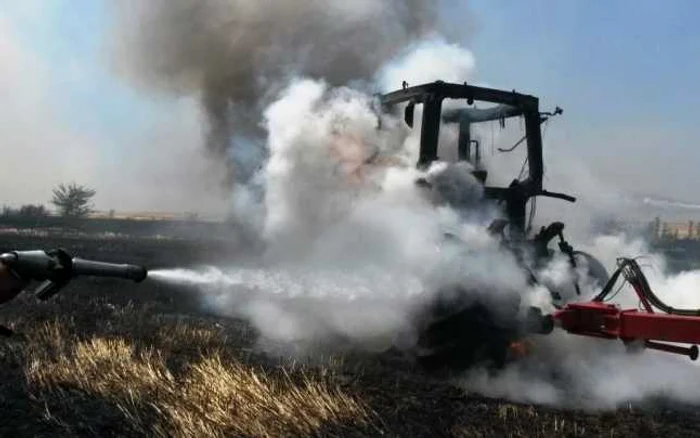 Tractorul a fost distrus de flăcări FOTO ISU Călăraşi