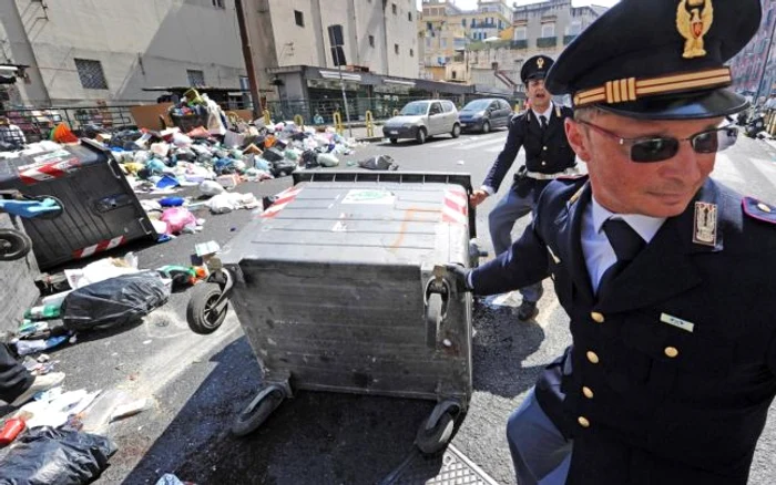 Bucureştiul riscă să ajungă în situaţia oraşului italian Napoli care a avut mari probleme cu degajarea gunoiului menajer din cauza faptului că oraşul a rămas fără groapă de depozitare