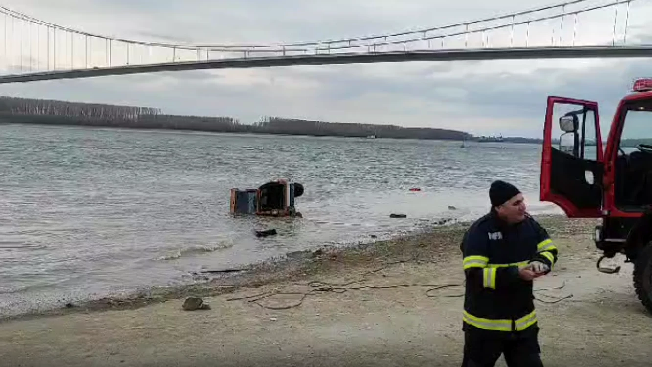 Mașina a fost scoasă din apă de pompieri. FOTO captură Monitorul de Galați