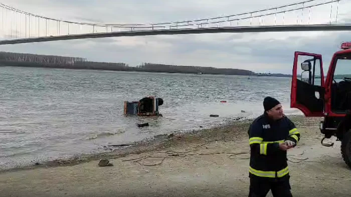 Mașina a fost scoasă din apă de pompieri. FOTO captură Monitorul de Galați