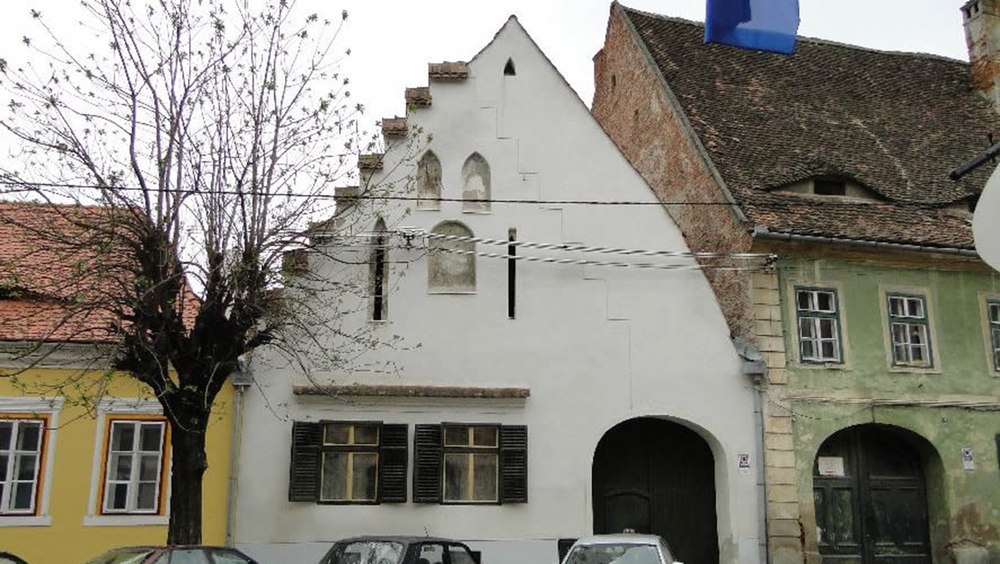 Este cea mai veche casă de locuit din România. Are o istorie de peste 600 de ani. Unde se află