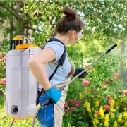 Femeie cu pompă de stropit în grădină Foto eMAG jpg