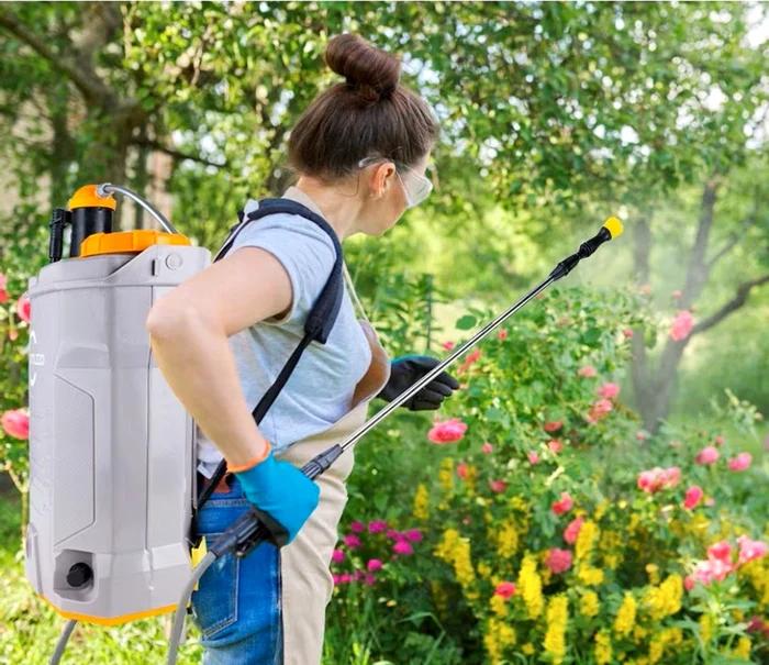 persoană echipată cu ochelari de protecție folosind pompă de stropit Foto eMAG