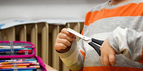 Copil tine o foarfecă în mână FOTO Shutterstock 