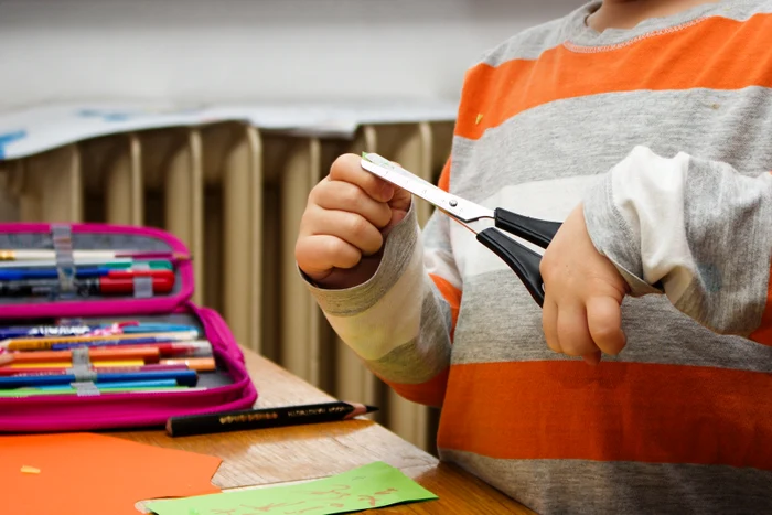 Profesorul s-a prefăcut că-i taie degetul cu o foarfecă FOTO Shutterstock