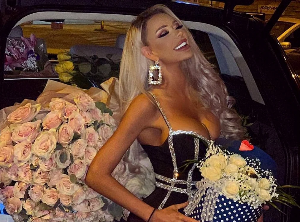 De ziua ei, Bianca Drăguşanu a primit buchete imense de flori