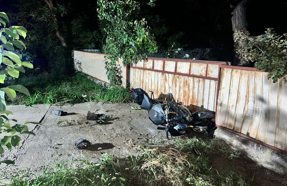 Un motociclist de 25 de ani a murit, după ce s-a izbit violent cu motocicleta de un stâlp de iluminat și apoi de un gard
